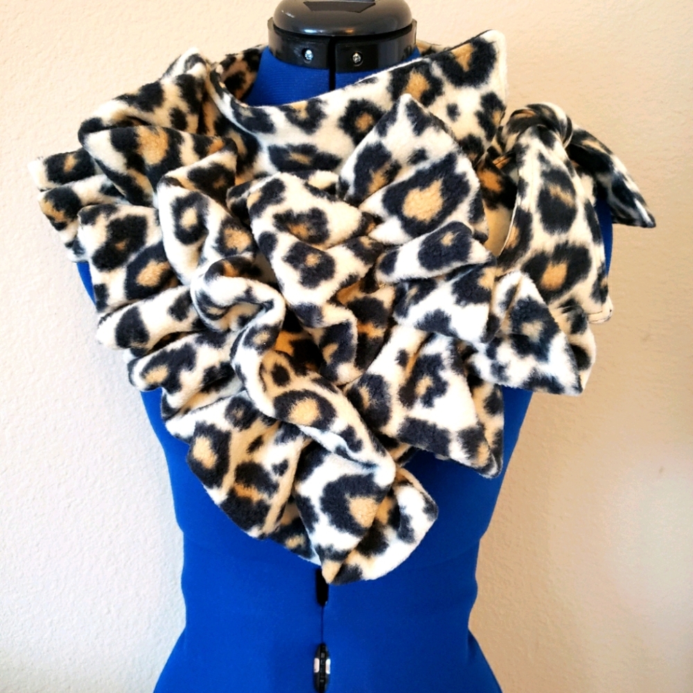 Scarf with Ruffles - Lepord Print